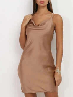 Robe En Satin à Col Bénitier